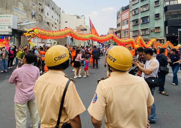 Người lớn, trẻ em thích thú rờ đầu lân, đầu rồng trong lễ hội Tết Nguyên tiêu ở Chợ Lớn -2