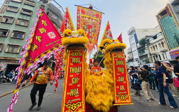 Người lớn, trẻ em thích thú rờ đầu lân, đầu rồng trong lễ hội Tết Nguyên tiêu ở Chợ Lớn -4