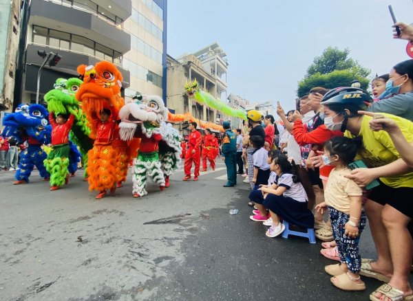 Người lớn, trẻ em thích thú rờ đầu lân, đầu rồng trong lễ hội Tết Nguyên tiêu ở Chợ Lớn -2