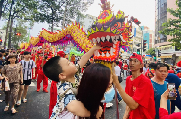 Người lớn, trẻ em thích thú rờ đầu lân, đầu rồng trong lễ hội Tết Nguyên tiêu ở Chợ Lớn -3