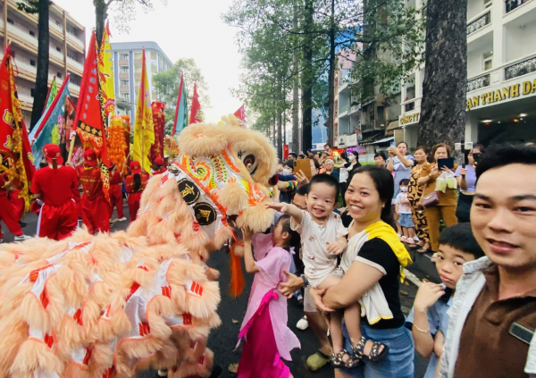 Người lớn, trẻ em thích thú rờ đầu lân, đầu rồng trong lễ hội Tết Nguyên tiêu ở Chợ Lớn -4