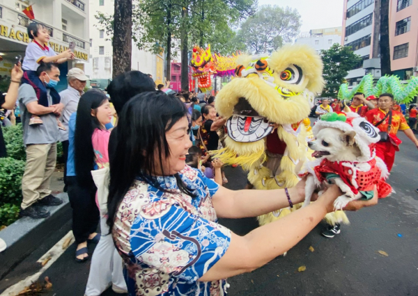 Người lớn, trẻ em thích thú rờ đầu lân, đầu rồng trong lễ hội Tết Nguyên tiêu ở Chợ Lớn -5