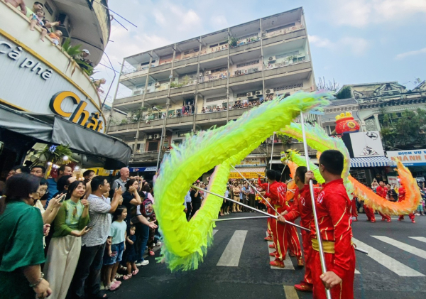 Người lớn, trẻ em thích thú rờ đầu lân, đầu rồng trong lễ hội Tết Nguyên tiêu ở Chợ Lớn -2