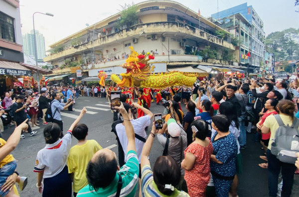 Người lớn, trẻ em thích thú rờ đầu lân, đầu rồng trong lễ hội Tết Nguyên tiêu ở Chợ Lớn -3