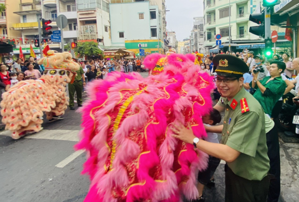 Người lớn, trẻ em thích thú rờ đầu lân, đầu rồng trong lễ hội Tết Nguyên tiêu ở Chợ Lớn -3