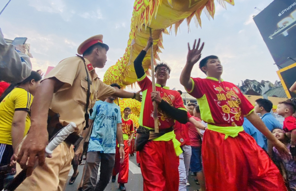 Người lớn, trẻ em thích thú rờ đầu lân, đầu rồng trong lễ hội Tết Nguyên tiêu ở Chợ Lớn -4