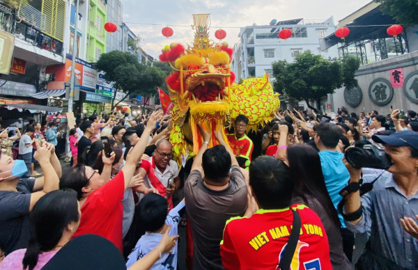 Người lớn, trẻ em thích thú rờ đầu lân, đầu rồng trong lễ hội Tết Nguyên tiêu ở Chợ Lớn -7