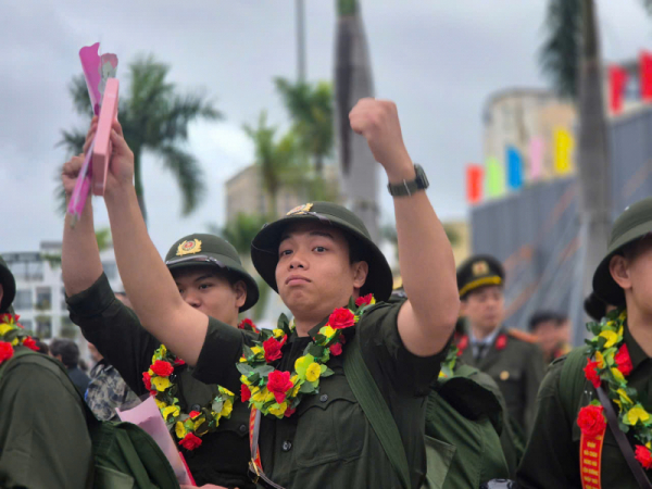 Hàng nghìn tân binh háo hức, sẵn sàng lên đường nhập ngũ -1