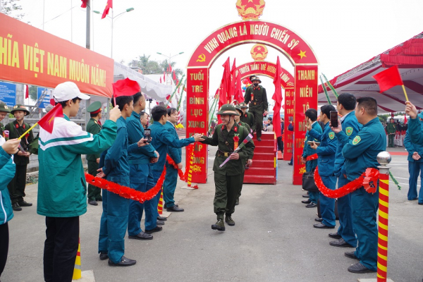 Hàng nghìn tân binh háo hức, sẵn sàng lên đường nhập ngũ -0