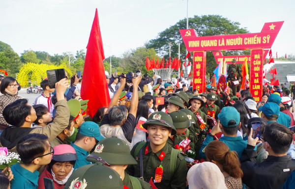 Tân binh háo hức trước ngày lên đường nhập ngũ -1