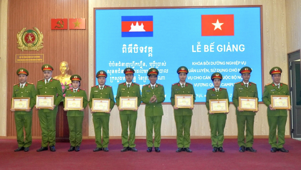 Bế giảng khóa bồi dưỡng nghiệp vụ công tác huấn luyện, sử dụng chó nghiệp vụ cho cán bộ Bộ Nội vụ Vương quốc Campuchia -0