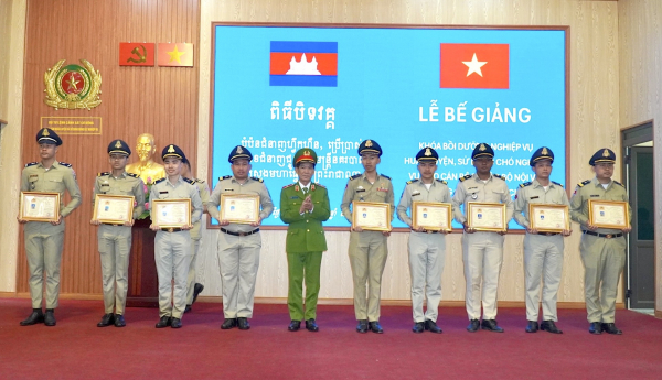 Bế giảng khóa bồi dưỡng nghiệp vụ công tác huấn luyện, sử dụng chó nghiệp vụ cho cán bộ Bộ Nội vụ Vương quốc Campuchia -0