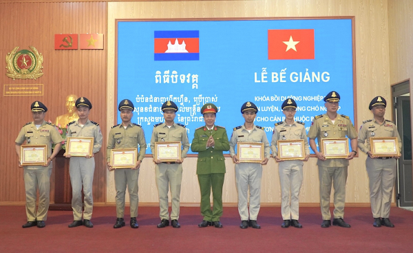 Bế giảng khóa bồi dưỡng nghiệp vụ công tác huấn luyện, sử dụng chó nghiệp vụ cho cán bộ Bộ Nội vụ Vương quốc Campuchia -0