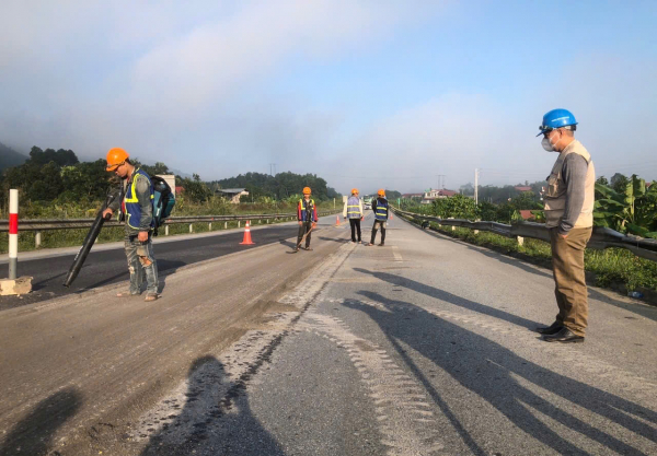 Sữa chữa hệ thống an toàn giao thông trên cao tốc Nội Bài-Lào Cai sau 10 năm vận hành -0