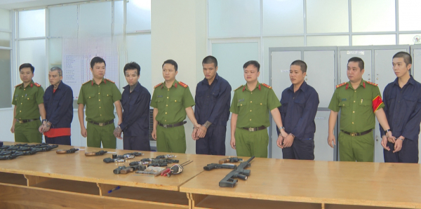 Khen thưởng vụ phá đường dây mua bán vũ khí, công cụ hỗ trợ quy mô lớn -3