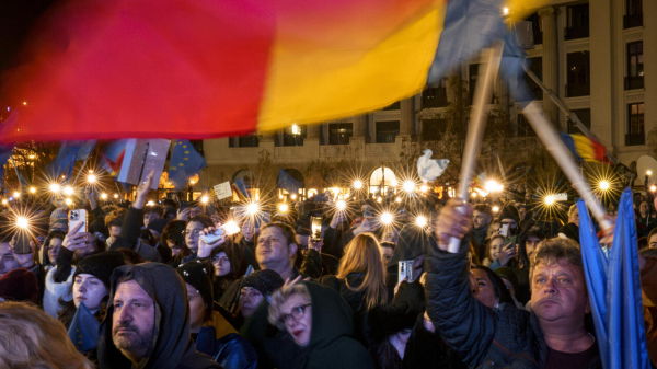 nh%3fng cu%3fc bi%3fu tình trên di%3fn r%3fng dã thách th%3fc giá tr%3f dân ch%3f c%3fa chính quy%3fn romania .jpg -2