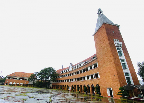 Nhớ Yersin giữa miên man hoa thành phố sương mù -0