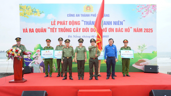 Công an Đà Nẵng tham gia trồng cây tại biển Đà Nẵng hưởng ứng phong trào “Tết trồng cây đời đời nhớ ơn Bác Hồ” -1