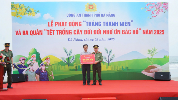 Công an Đà Nẵng tham gia trồng cây tại biển Đà Nẵng hưởng ứng phong trào “Tết trồng cây đời đời nhớ ơn Bác Hồ” -2