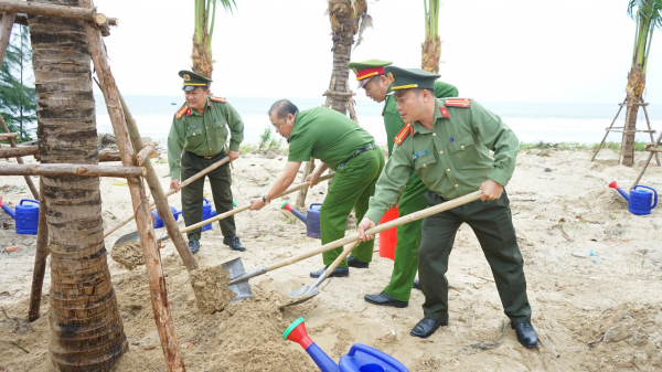 Công an Đà Nẵng tham gia trồng cây tại biển Đà Nẵng hưởng ứng phong trào “Tết trồng cây đời đời nhớ ơn Bác Hồ” -3