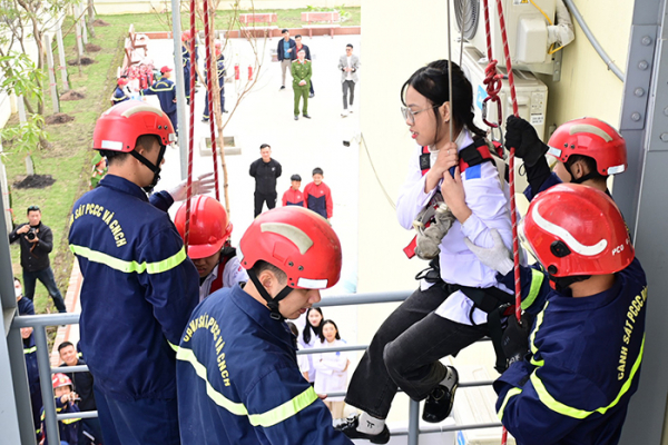 Công an Hải Phòng hướng dẫn kỹ năng chữa cháy, thoát nạn cho người dân -0