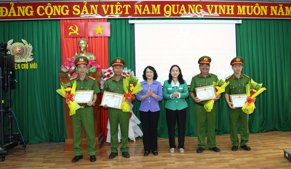 Trao thưởng các tập thể điều tra, khám phá nhanh vụ “Giết người, cướp tài sản” tại An Giang -0