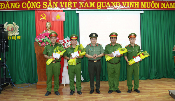 Trao thưởng các tập thể điều tra, khám phá nhanh vụ “Giết người, cướp tài sản” tại An Giang -0