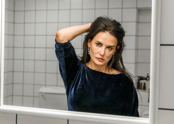 demi moore có màn th%3f hi%3fn thuy%3ft ph%3fc trong the substance. %3fnh mubi.jpg -1