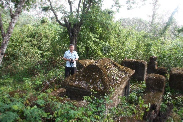 Những ngôi mộ cổ trên núi A Man -0