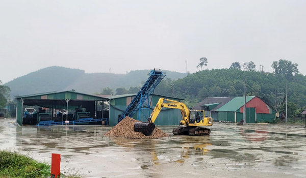 Phớt lờ lệnh cấm, nhiều cơ sở gỗ băm dăm không phép ở Hà Tĩnh vẫn hoạt động -0