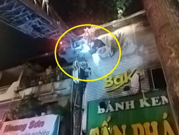Giải cứu 8 người thoát khỏi vụ cháy tiệm bánh kem lúc rạng sáng -0