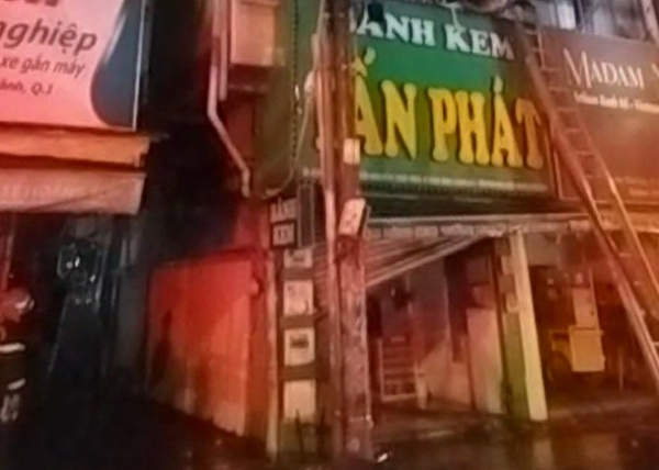 Giải cứu 8 người thoát khỏi vụ cháy tiệm bánh kem lúc rạng sáng -0