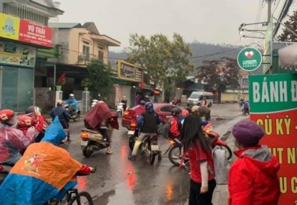Trâu “điên” lao ra đường làm nhiều người bị thương -0