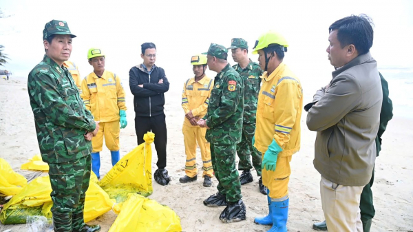 Hàng chục tấn dầu vón cục trôi dạt vào bờ biển ở Huế -0