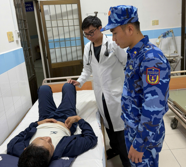 Tàu Cảnh sát biển kịp thời cấp cứu thuyền viên bị đau ruột thừa cấp trên biển -1