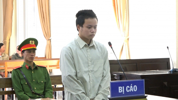 Án nặng cho bị cáo bênh mẹ đâm cha tử vong -0