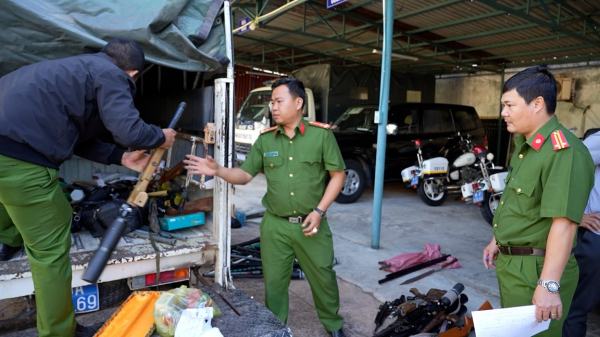 Tiếp nhận vũ khí, công cụ hỗ trợ, hồ sơ, tài liệu từ cơ sở -0