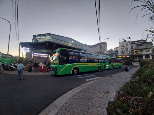 Doanh nghiệp đua nhau lập điểm, đón trả khách trong nội ô Đà Lạt -0