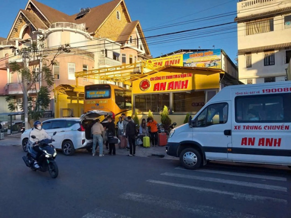 Doanh nghiệp đua nhau lập điểm, đón trả khách trong nội ô Đà Lạt -0
