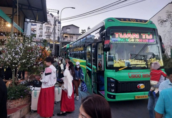 Doanh nghiệp đua nhau lập điểm, đón trả khách trong nội ô Đà Lạt -0
