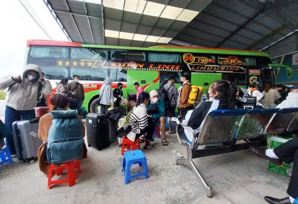 Doanh nghiệp đua nhau lập điểm, đón trả khách trong nội ô Đà Lạt -0