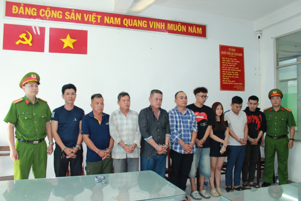 Bắt khẩn cấp các đối tượng khiêng quan tài diễu phố -1