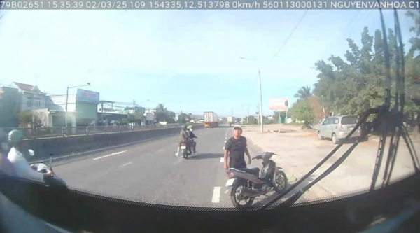       Truy xét hành tung người chặn xe buýt, ném đá vỡ kính chắn gió rồi cùng đồng phạm hành hung lái xe -0