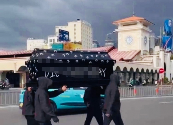 Triệu tập 9 người liên quan đến vụ khiêng “quan tài diễu phố” để quảng cáo sản phẩm -0