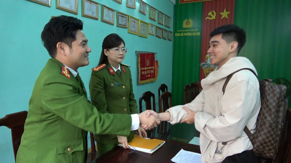 Mang 219 triệu đồng đến Công an phường trình báo sau khi nhận tiền từ người “lạ” -0