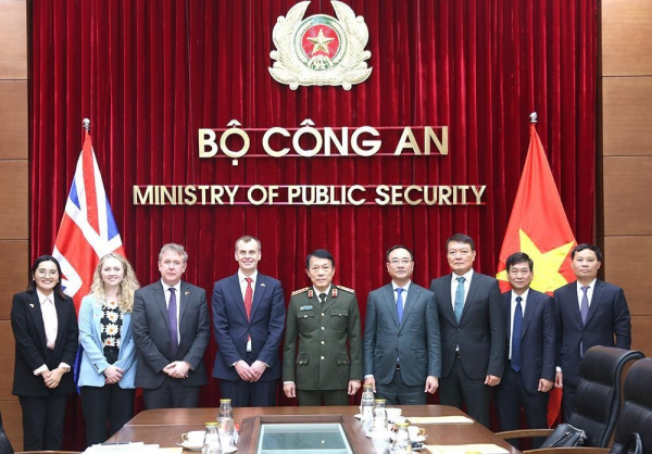 Minister Luong Tam Quang receives UK Home Office’s Permanent Secretary -0