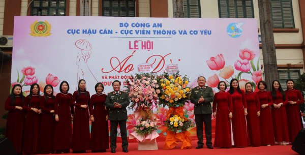 Hơn 200 nữ cán bộ, chiến sĩ Công an diễu hành, tôn vinh áo dài -0