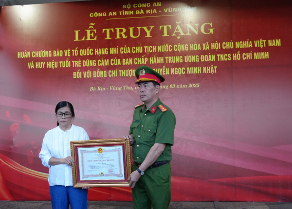 Truy tặng Huân chương bảo vệ Tổ quốc và Huy hiệu Tuổi trẻ dũng cảm đối với chiến sĩ Cảnh sát hy sinh  -0