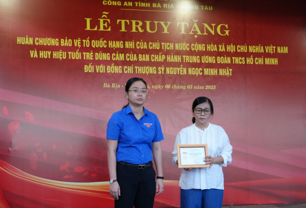 Truy tặng Huân chương bảo vệ Tổ quốc và Huy hiệu Tuổi trẻ dũng cảm đối với chiến sĩ Cảnh sát hy sinh -1