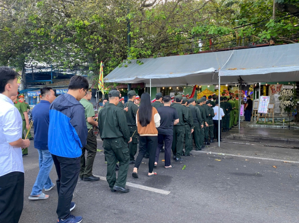 Truy tặng Huân chương bảo vệ Tổ quốc và Huy hiệu Tuổi trẻ dũng cảm đối với chiến sĩ Cảnh sát hy sinh -5